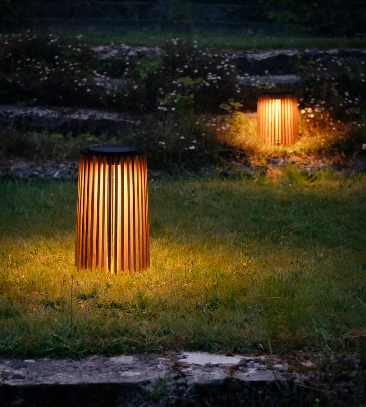 Vincent Sheppard MAYA Outdoor Lampe mit Solarmodul im Garten