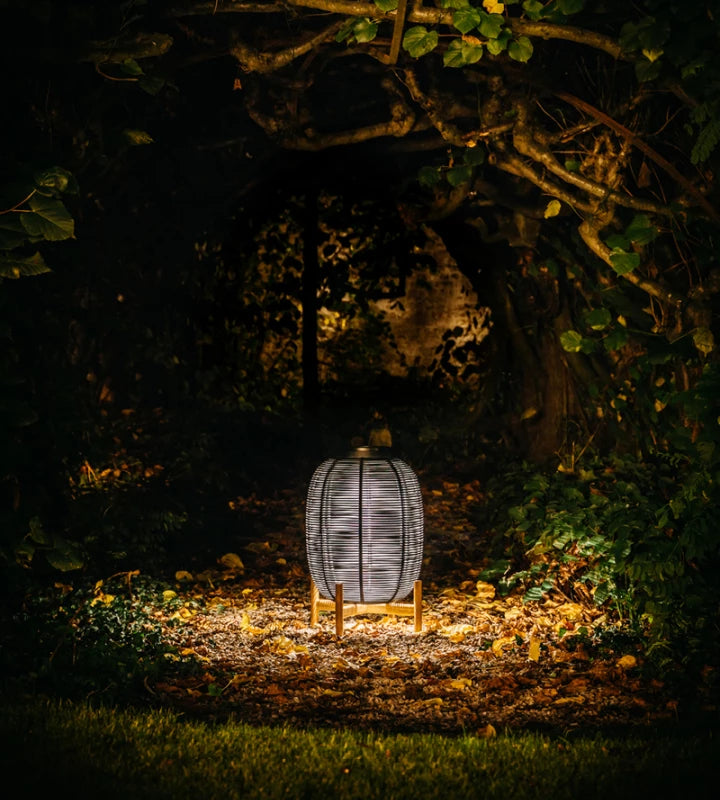 Lanterne Outdoor Vincent Sheppard TIKA avec socle en teck et corps tressé, couleur noir brillant