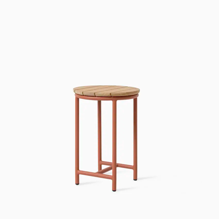 Table d'appoint ronde Vincent Sheppard WICKED en terre cuite avec plateau en teck naturel