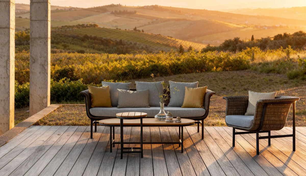 Table d'appoint Vincent Sheppard WICKED avec piètement noir sur la terrasse