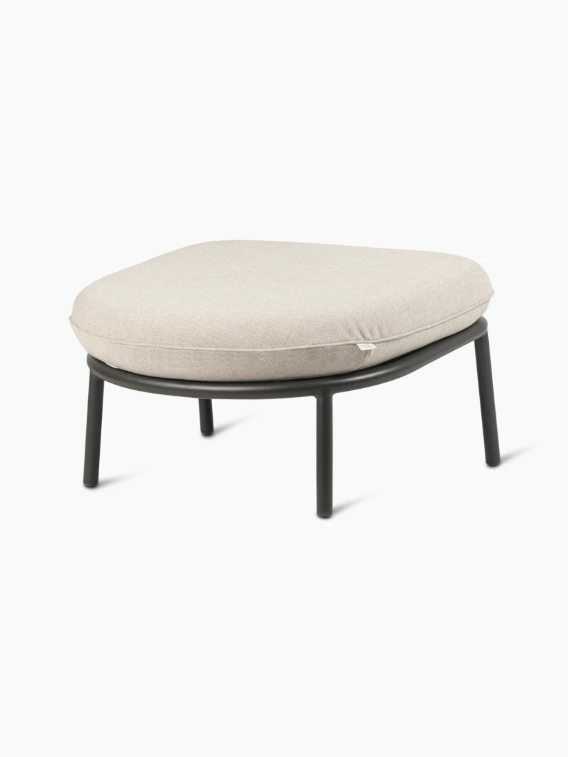 Vincent Sheppard KODO Fußhocker in der Farbe Fossil Grey mit einem Kissen in Almond