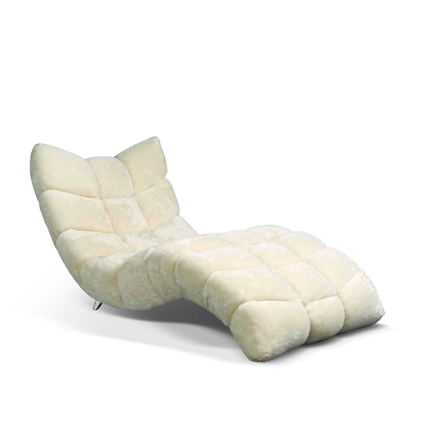 Design-Liege CLOUD 7 H154 von Bretz in Eisbär-Optik – gepolsterte Chaiselongue mit flauschigem Fellbezug in Weiß für stilvolle Entspannung