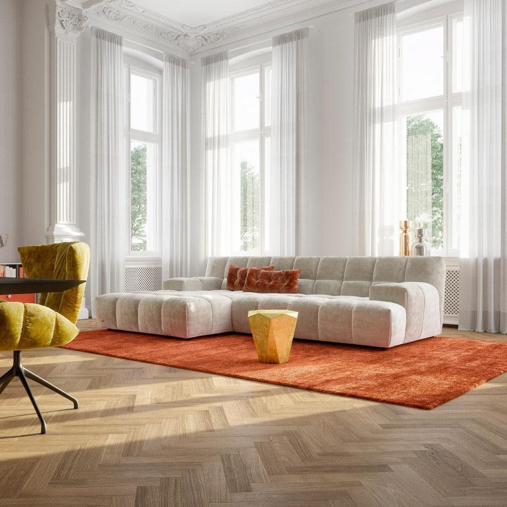 OCEAN 7 Sofa in Anthrazit von Bretz in einem gemütlichen Familienwohnzimmer mit Hochflorteppich, Bücherregal und warmem Lichtkonzept