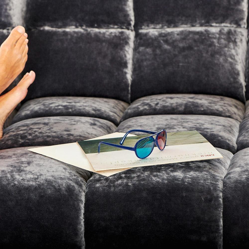 Sofa OCEAN 7 von Bretz in Anthrazit – edles Samtsofa in einem reduzierten, monochromen Wohnzimmer mit Sichtbeton und puristischem Stil