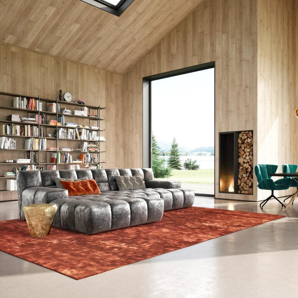 Bretz OCEAN 7 Sofa in Frappé, eingebettet in ein helles Wohnzimmer mit Holzmöbeln, Naturtextilien und ruhiger Farbpalette