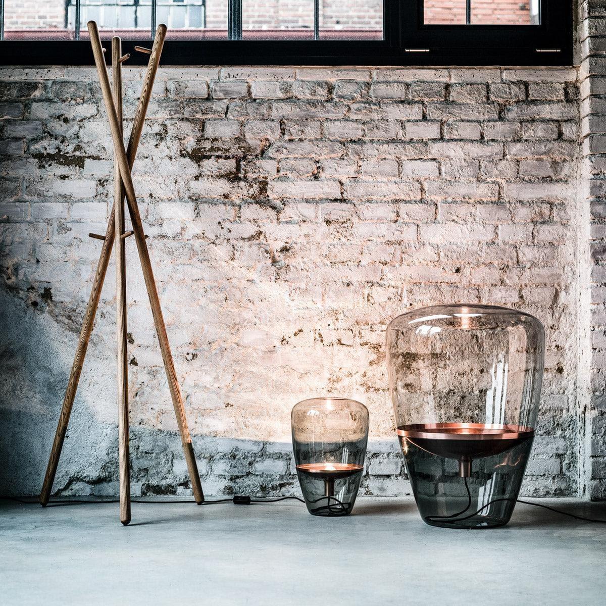 Zwei Stehlampen BALLOONS PC857 von Brokis in Rauchgrau mit Kupfer-Reflektoren – nebeneinander in verschiedenen Größen arrangiert