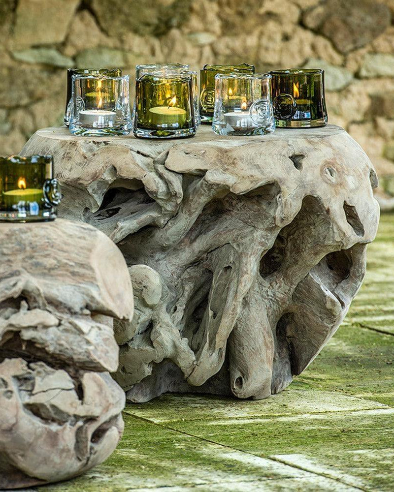 ROOT BALL Couchtisch in Outdoor-Lounge – markanter Naturholz-Tisch als Blickfang auf moderner Terrasse