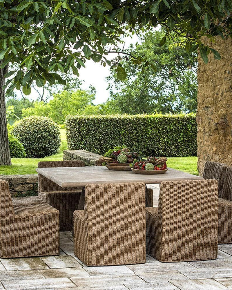 Gommaire Esstisch DENNIS im Garten – wetterfester Teakholz-Tisch eingebettet in grüne Umgebung, perfekter Mittelpunkt für gemütliche Gartenessen