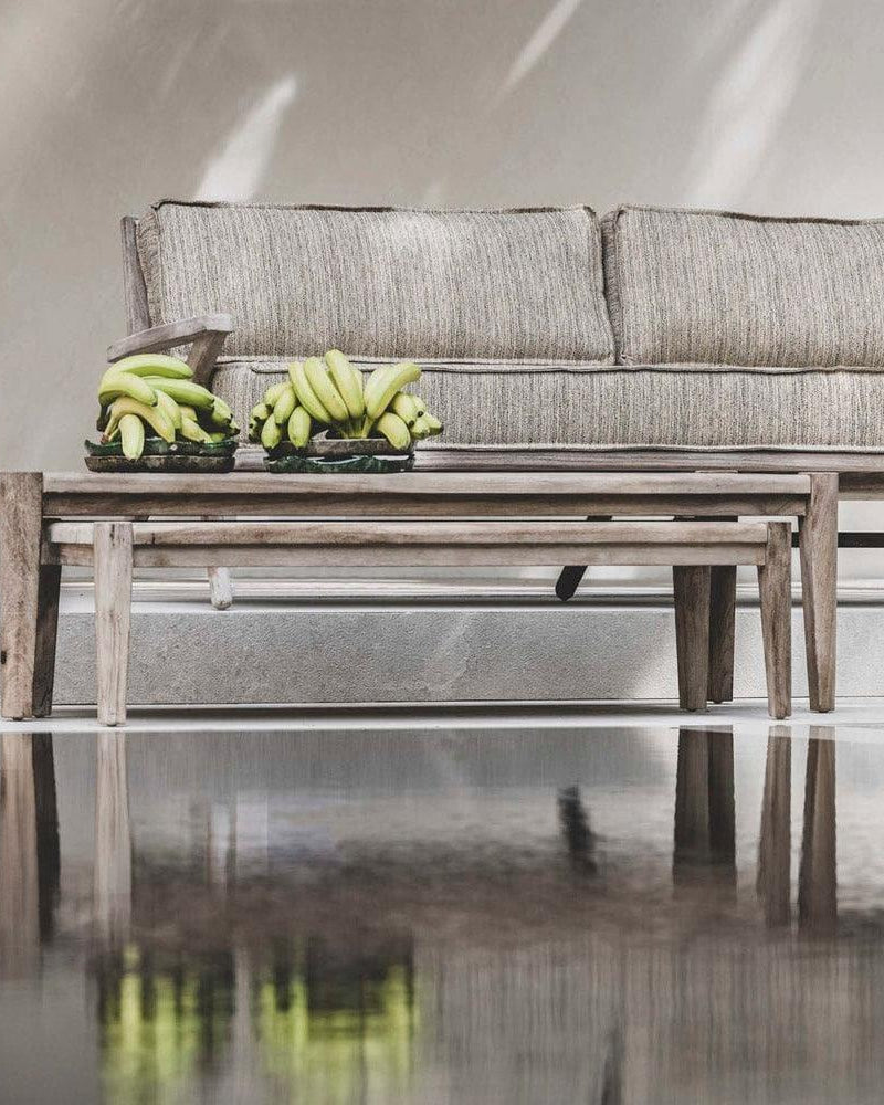 Couchtisch FLOOR von Gommaire auf Terrasse – eleganter Holztisch in Kombination mit Loungegruppe, stilvolle Outdoor-Gestaltung mit Teakmöbeln