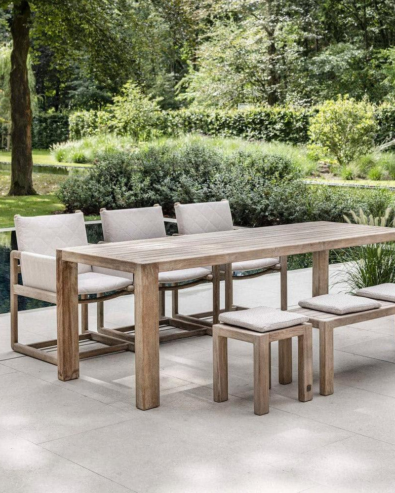 Gepolsterter CARLO Stuhl von Gommaire auf Terrasse – moderne Kombination mit Beistelltisch, ideal für Outdoor-Living-Bereiche