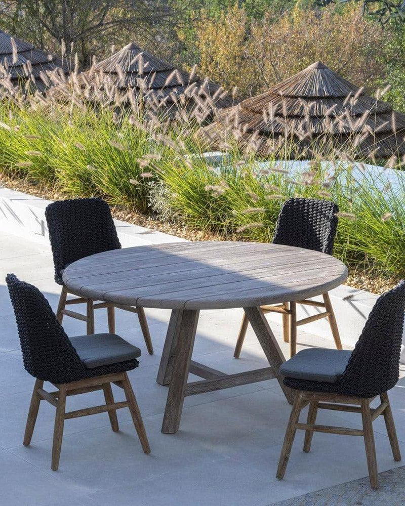 Runder Esstisch ANTON Ø120 cm von Gommaire auf Terrasse – stilvoller Teak-Tisch mit vier Gartenstühlen für entspannte Outdoor-Mahlzeiten