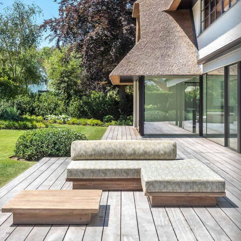 Hocker MAGNUS von Gommaire mit passendem Sofa auf Terrasse – stilvolle Outdoor-Kombination aus Teakholz und wetterfestem Bezug