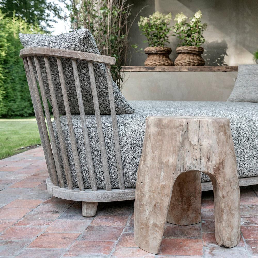 Hocker REX von Gommaire im Outdoor-Lounge-Bereich – stilvoll kombiniert mit Teakmöbeln und wetterfesten Polstern für modernes Gartendesign