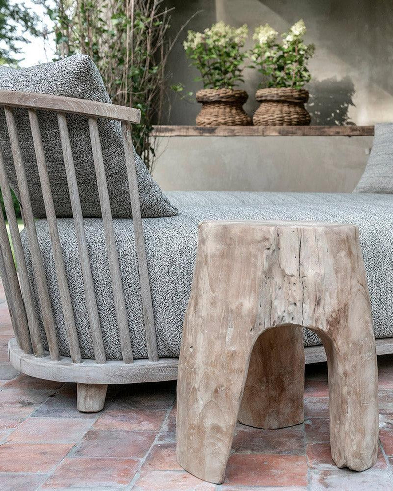 Hocker REX von Gommaire im Outdoor-Lounge-Bereich – stilvoll kombiniert mit Teakmöbeln und wetterfesten Polstern für modernes Gartendesign