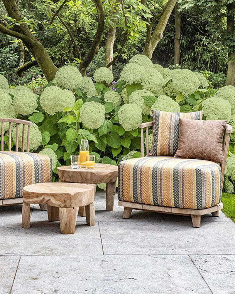 LOUNGE CAROL Outdoor-Sessel unter Pergola – Gartensessel von Gommaire aus recyceltem Teak mit komfortabler Polsterung, ideal für überdachte Terrassen