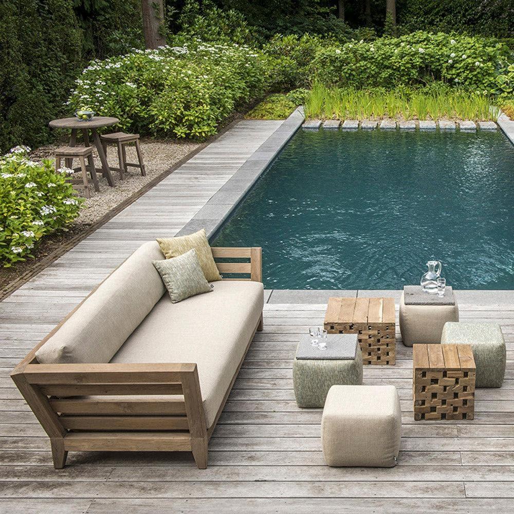 Gartensofa MIA von Gommaire am Pool – stilvolles Outdoor-Sofa aus Teak mit bequemen Kissen für entspannte Sonnenstunden im Garten