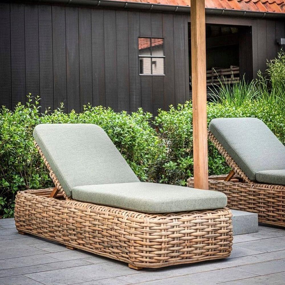 Sonnenliege JONES von Gommaire am Pool – stilvolle Teakholz-Liege mit Polster in natürlichem Outdoor-Ambiente