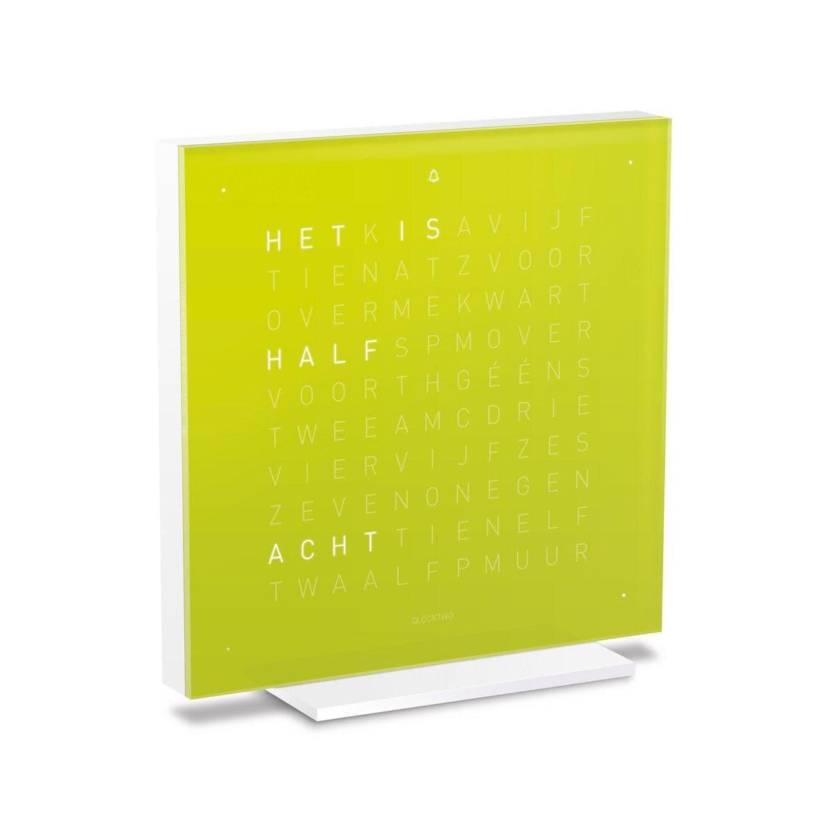 QLOCKTWO EARTH 13.5 Lime Juice – zijaanzicht van de moderne groene design tafelklok met typografische tijdsaanduiding