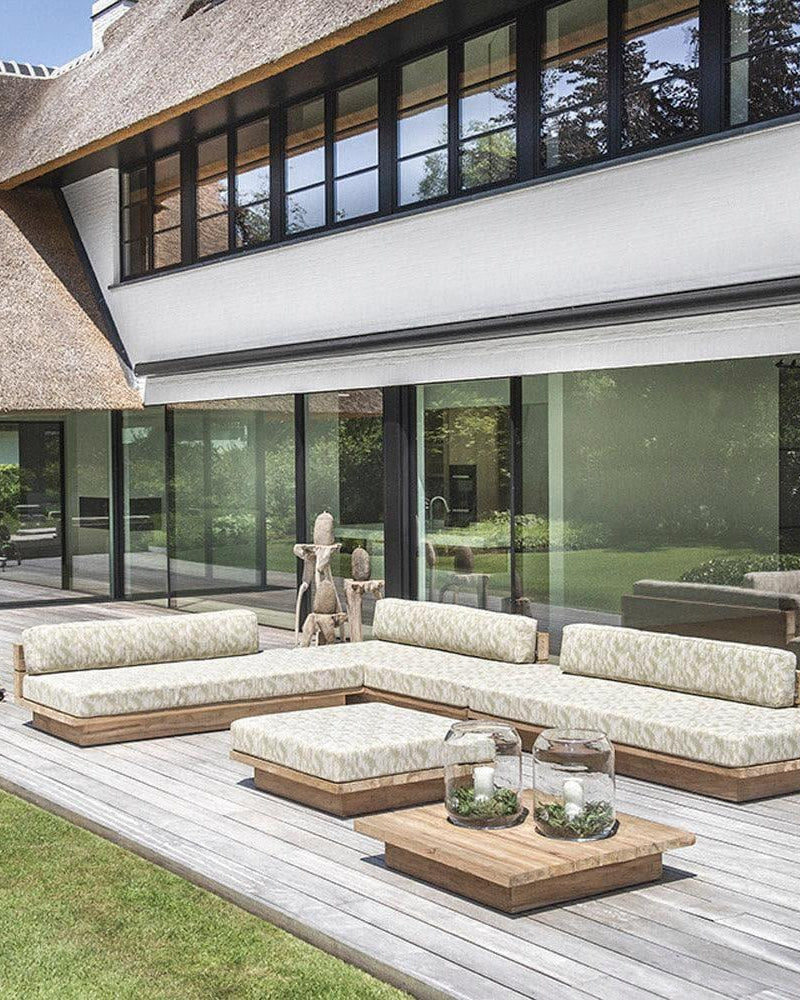 MAGNUS Hocker von Gommaire im Garten – funktionales Outdoor-Möbel aus Teakholz, ideal als Fußhocker oder Beistelltisch in der Lounge