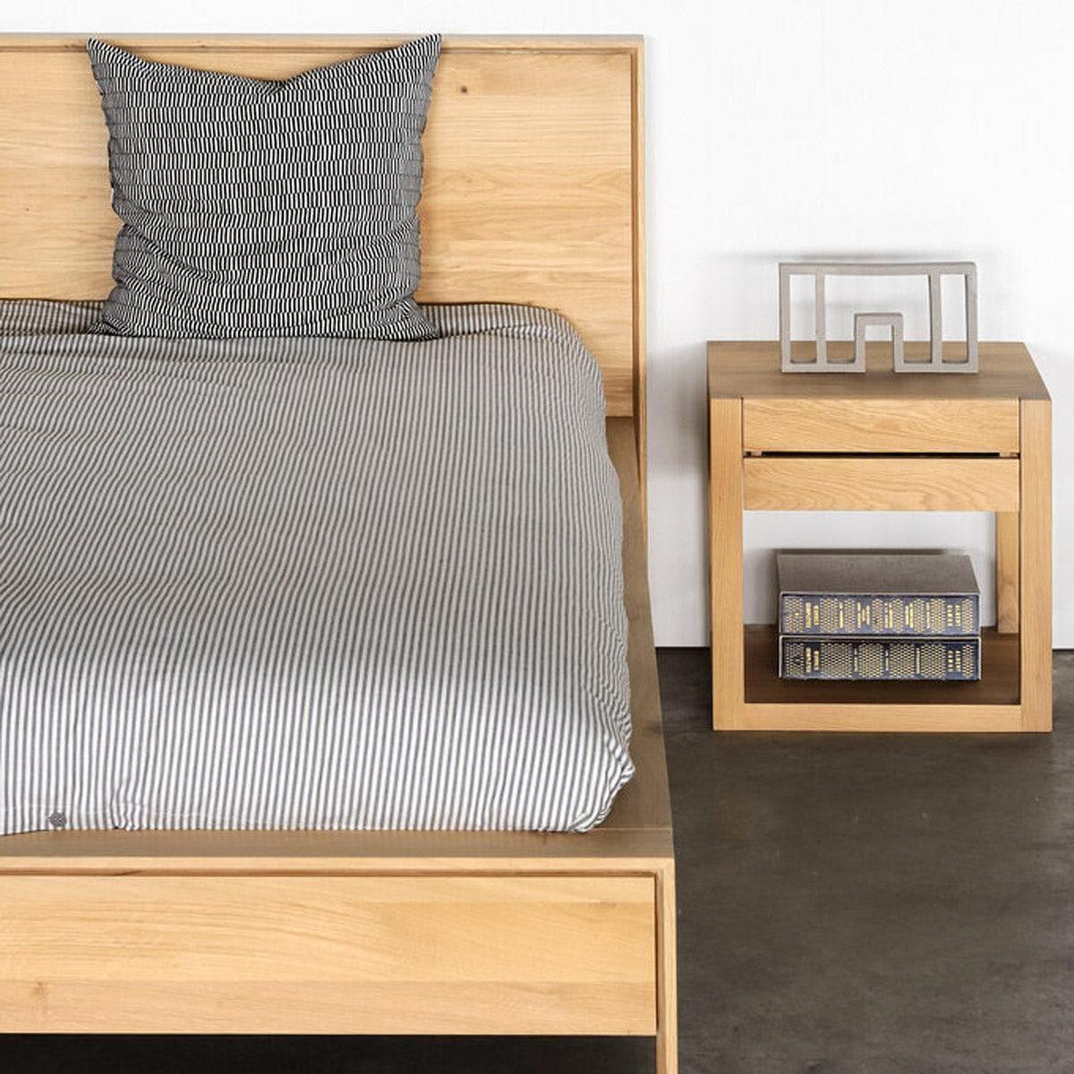 AZUR Nachttisch aus Eiche neben passendem Ethnicraft Bett – harmonisches Ensemble fürs Schlafzimmer