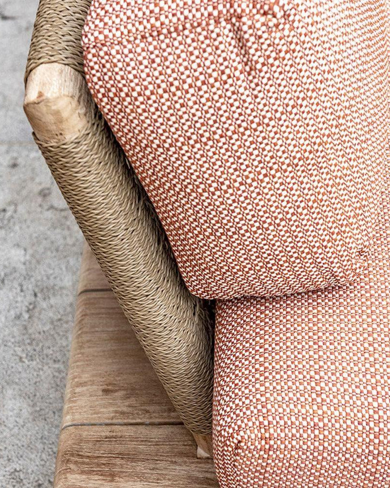 Nahaufnahme des Gartensofas EDGE von Gommaire – hochwertige Teakholzstruktur mit wetterfestem Outdoor-Polster in edler Verarbeitung