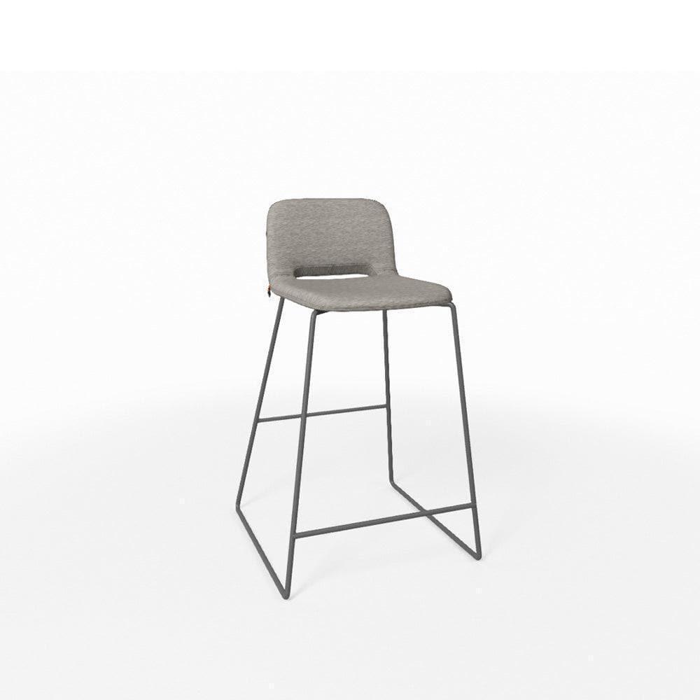 Barstuhl PAMP C1610 in klarer Frontansicht – modernes Design mit geradliniger Silhouette