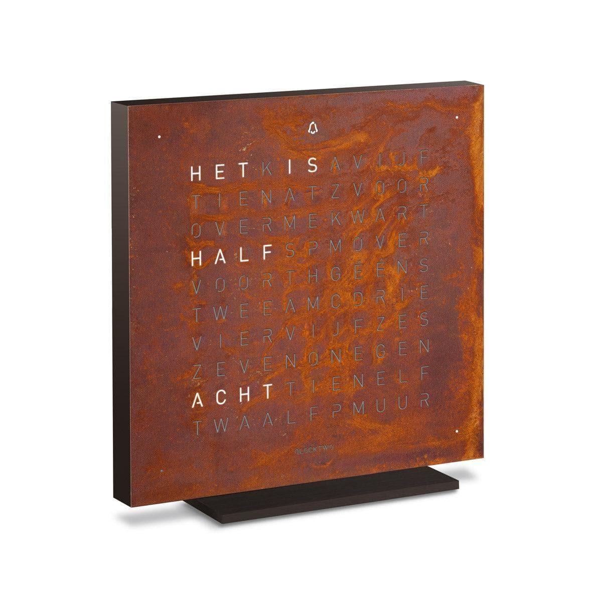 QLOCKTWO EARTH 13.5 Creator’s Edition Rust – kunstvoll oxidierte Design-Tischuhr mit typografischer Zeitanzeige in rostiger Unikatsoptik
