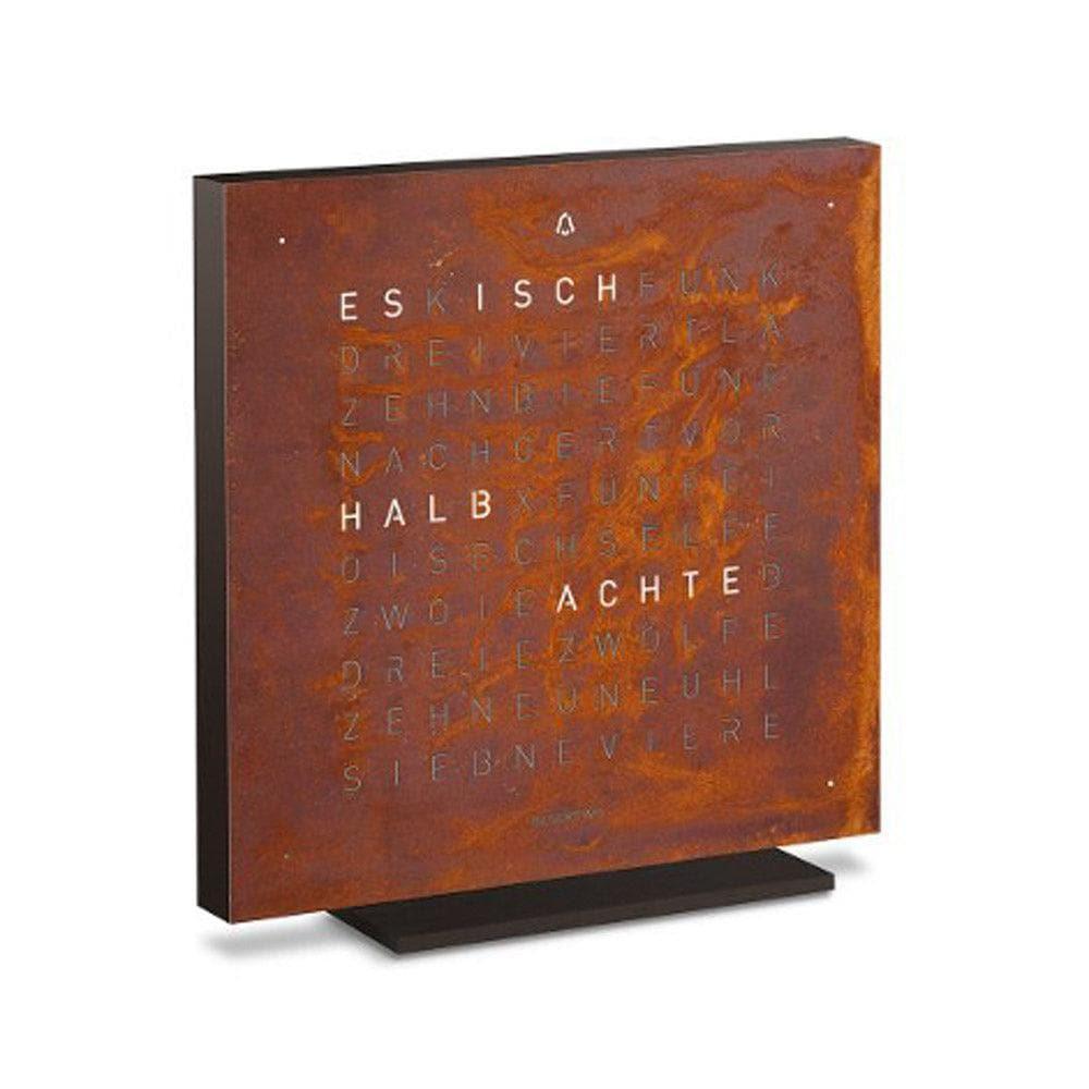 QLOCKTWO EARTH 13.5 Rust – Seitäblick uf d’oxidierti Tischuhr us de Creator’s Edition i warme Rosttön