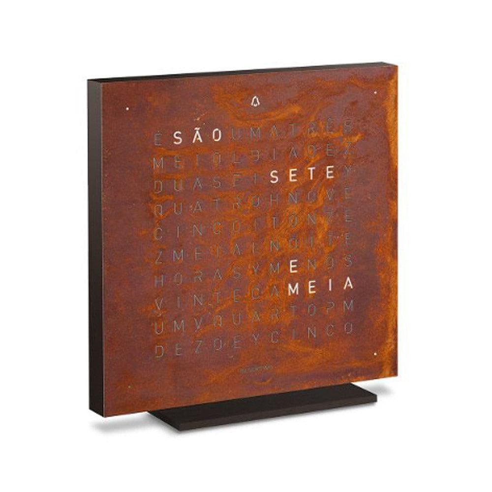 QLOCKTWO EARTH 13.5 Rust – vista lateral do relógio de mesa com acabamento oxidado da edição Creator