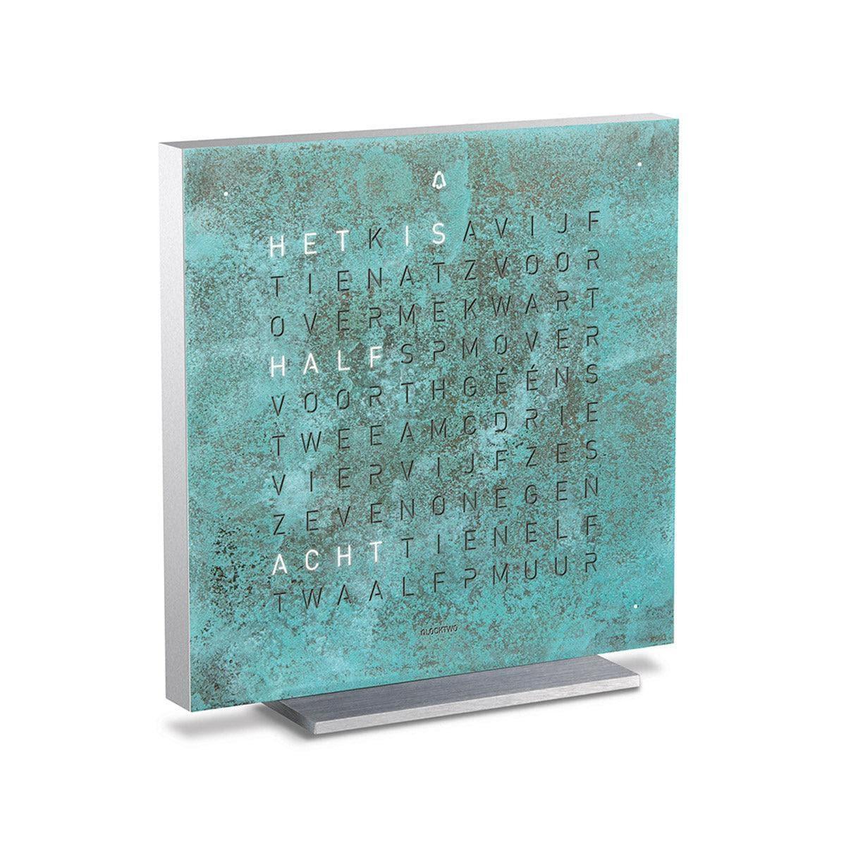 QLOCKTWO EARTH 13.5 Vintage Copper – exklusive Design-Tischuhr mit oxidierter Kupfer-Oberfläche und typografischer Zeitanzeige, Teil der Creator’s Edition
