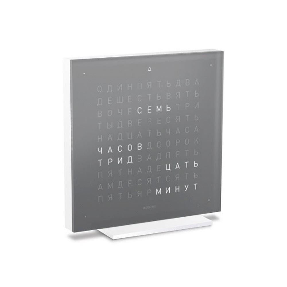 QLOCKTWO EARTH 13.5 Early Grey Tea – боковой вид дизайнерских настольных часов в серо-коричневом оттенке с типографическим отображением времени