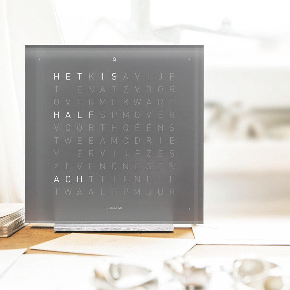 QLOCKTWO EARTH 13.5 Early Grey Tea – moderne Design-Tischuhr mit typografischer Zeitanzeige in edlem Graubraun, stilvoll integriert in Wohnambiente