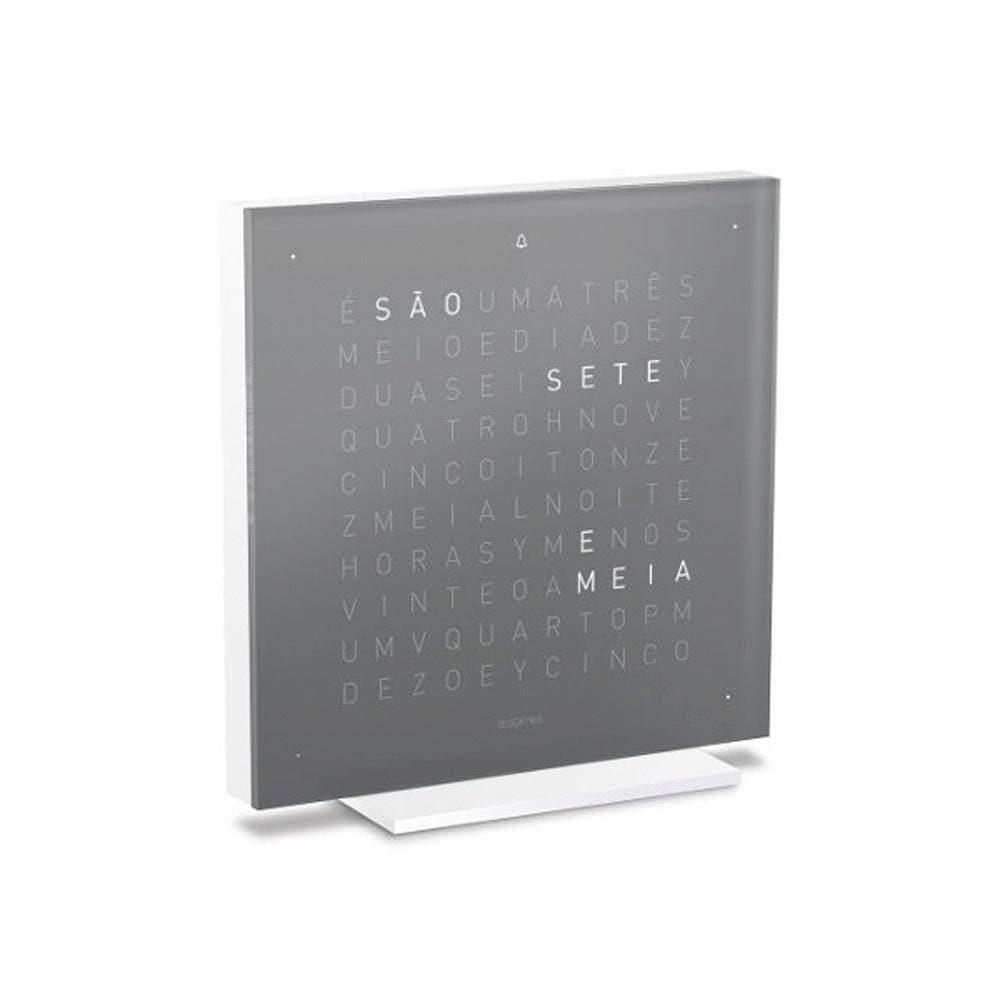 QLOCKTWO EARTH 13.5 Early Grey Tea – visão lateral do relógio de mesa em cinza-chá com exibição tipográfica do tempo