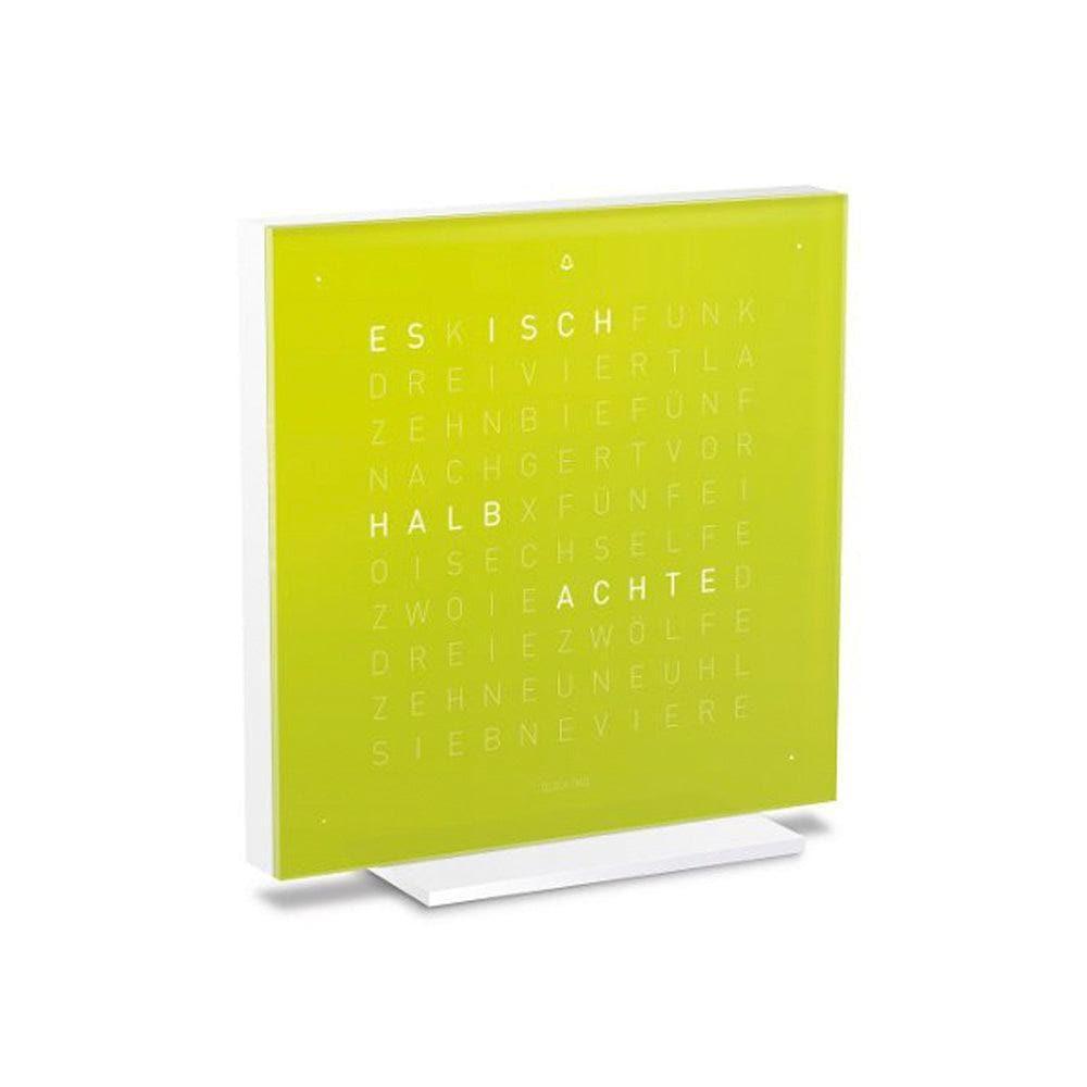 QLOCKTWO EARTH 13.5 Lime Juice – Seitäblick uf d’Design-Tischuhr mit limettigrünem Gehäuse und typografischer Ziitanzeig
