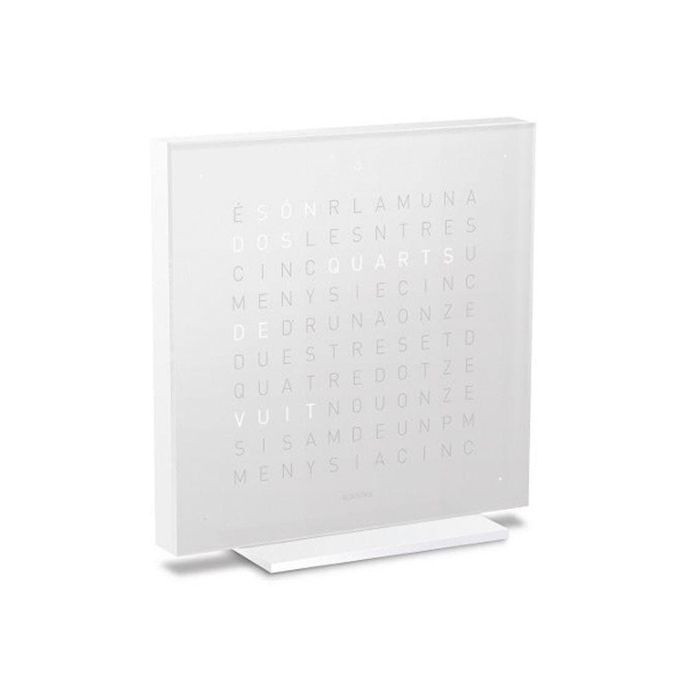 QLOCKTWO EARTH 13.5 Vanilla Sugar – vista lateral del reloj de sobremesa de diseño en blanco vainilla con formato tipográfico