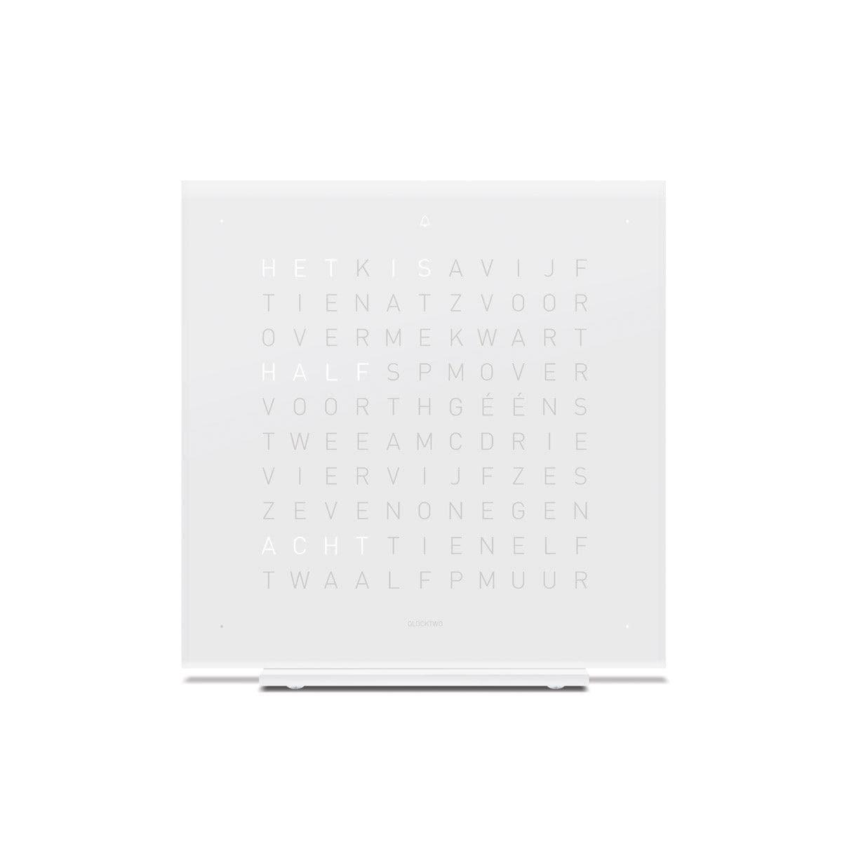 QLOCKTWO EARTH 13.5 Vanilla Sugar – frontale aanzicht van de design tafelklok in zacht wit met typografische tijdsaanduiding