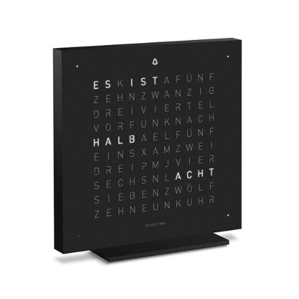 QLOCKTWO EARTH 13.5 Deep Black – elegante Design-Tischuhr aus der Steel Series mit mattschwarzer Oberfläche und typografischer Zeitanzeige