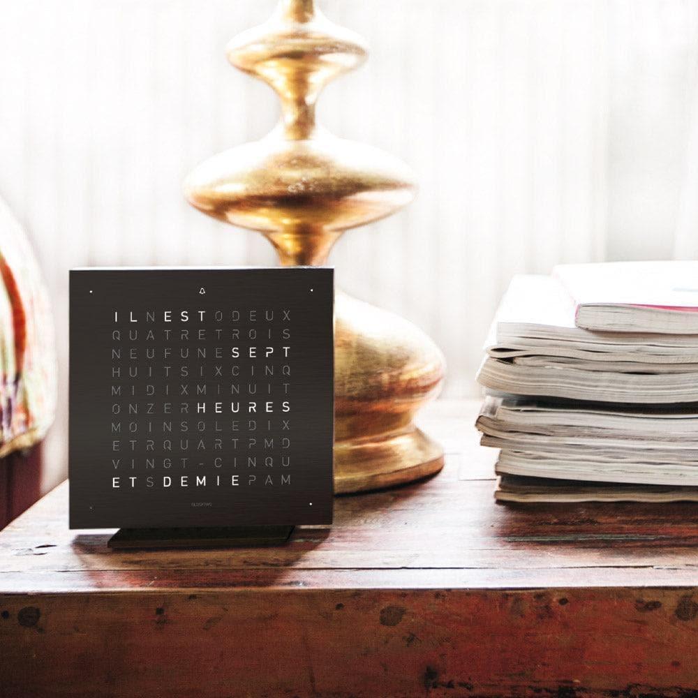 QLOCKTWO EARTH 13.5 Deep Black – horloge de table noire mate élégamment intégrée dans un intérieur moderne au design minimaliste