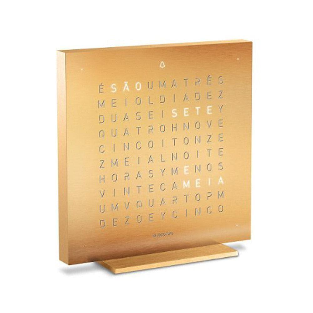 QLOCKTWO EARTH 13.5 Golden Legend – visão lateral do relógio de mesa em aço dourado com exibição tipográfica do tempo
