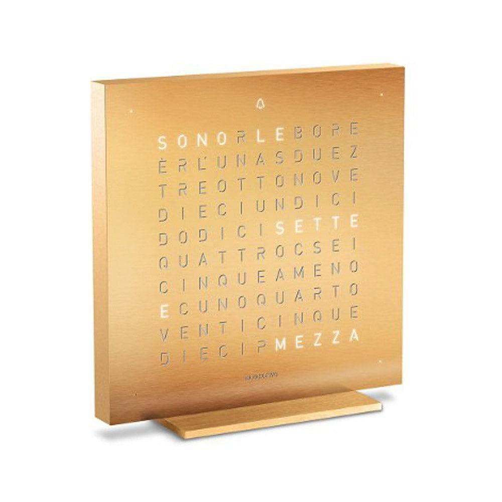 Orologio da tavolo QLOCKTWO EARTH 13.5 Golden Legend – vista laterale in acciaio dorato con visualizzazione tipografica del tempo