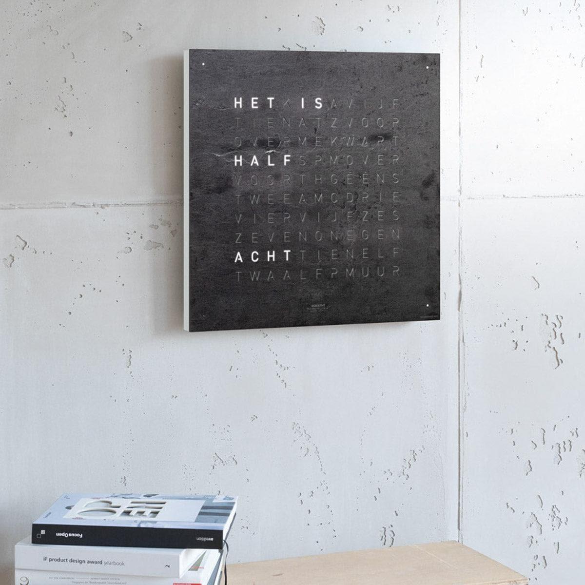 QLOCKTWO EARTH 45 Creator’s Edition Metamorphite – unieke wandklok met natuurlijke leisteenstructuur, een krachtige blikvanger