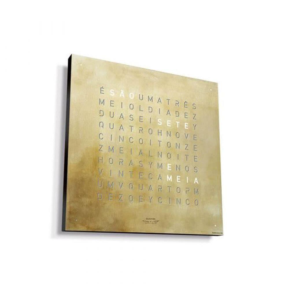 QLOCKTWO EARTH 45 com estrutura preta – relógio de parede com acabamento metálico em prata e ouro, moderno e sofisticado