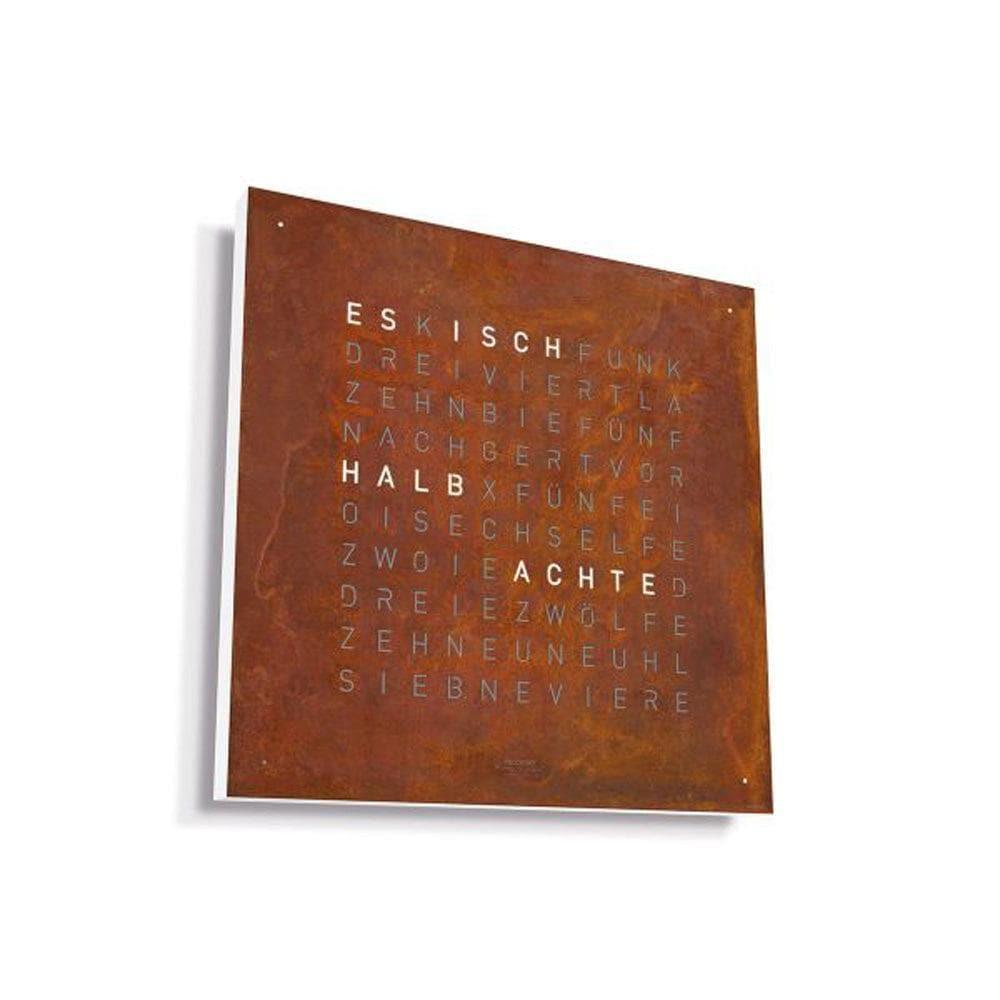 QLOCKTWO EARTH 45 Rust – Seitäblick mit weissem Chorpus und rostgealterter Front in einzigartigem Finish