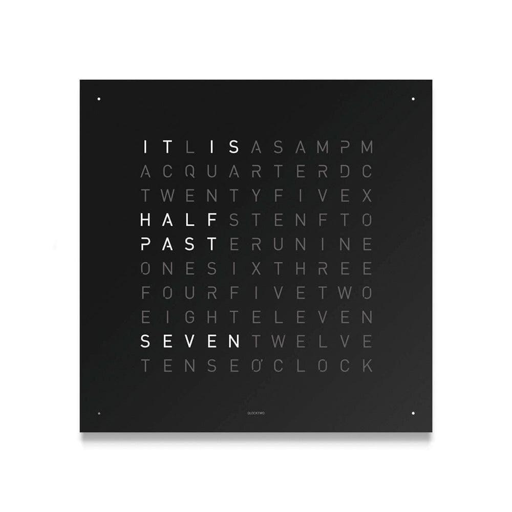 QLOCKTWO EARTH 45 Black Pepper – exklusive Design-Wanduhr aus schwarzem, strukturiertem Stahl mit typografischer Zeitanzeige, Steel Series