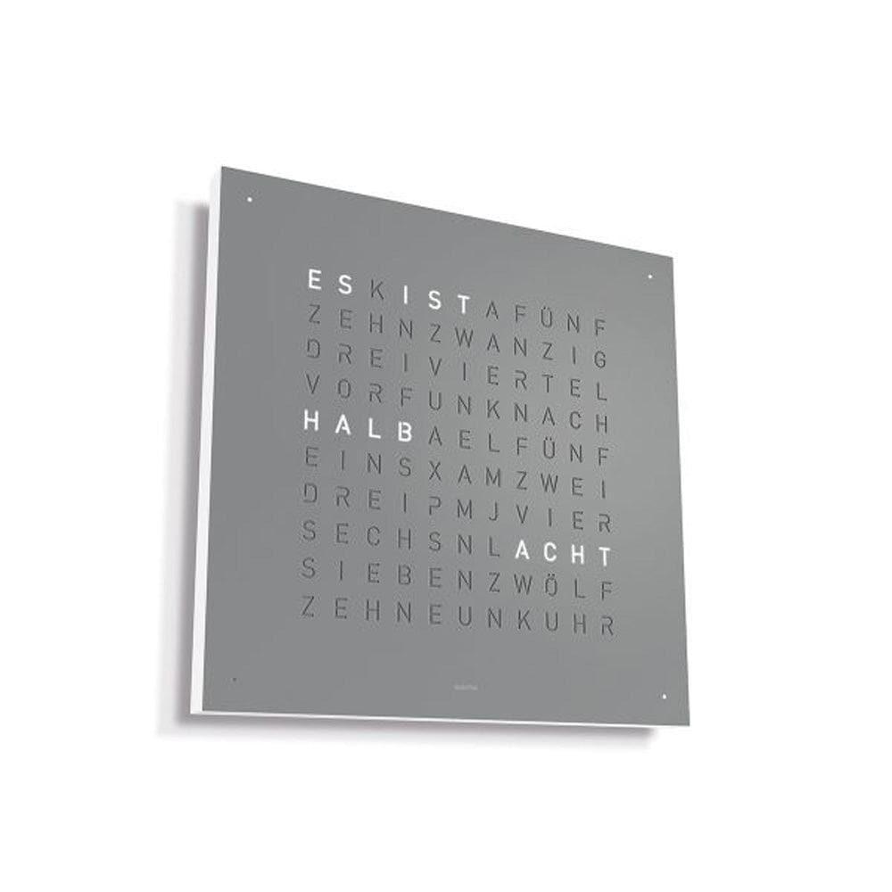 QLOCKTWO EARTH 45 Grey Pepper – Seitenansicht mit weißem Korpus und grauer Stahlfront, minimalistische Eleganz für moderne Räume