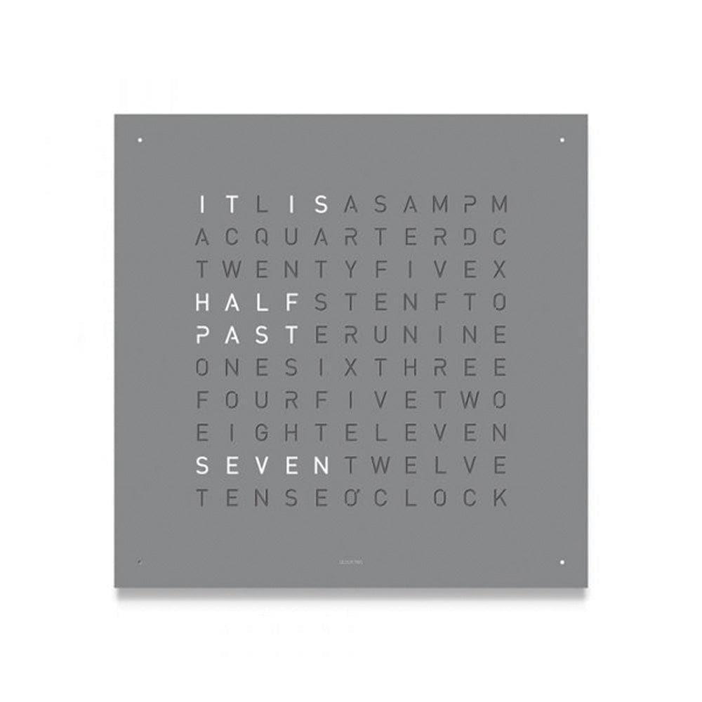 QLOCKTWO EARTH 45 Grey Pepper – Design-Wanduhr mit mattgrauer Stahlfront, typografischer Zeitanzeige und minimalistischer Eleganz