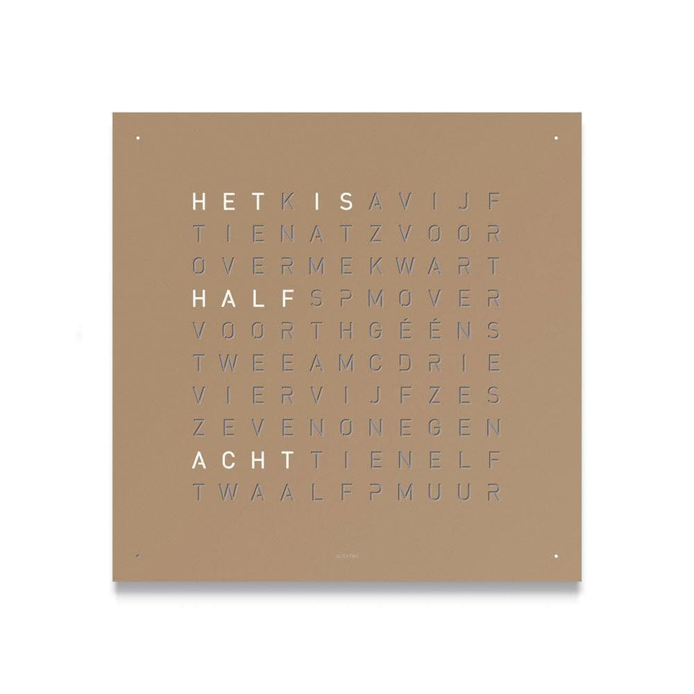 QLOCKTWO EARTH 45 Hazelnut – Design-Wanduhr aus der Steel Series mit edler haselnussbrauner Oberfläche und typografischer Zeitanzeige