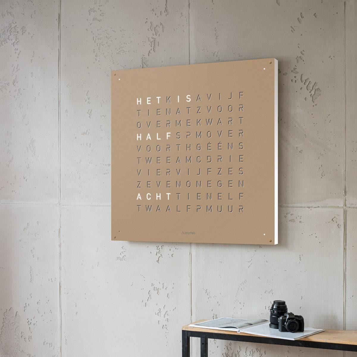 QLOCKTWO EARTH 45 Hazelnut – zijaanzicht van de wandklok in hazelnootbruin staal met typografische tijdsaanduiding
