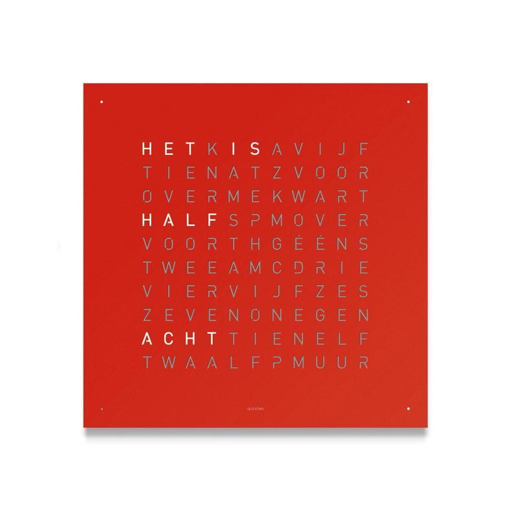QLOCKTWO EARTH 45 Red Pepper – vooraanzicht van de rode stalen wandklok met typografische tijdsaanduiding uit de Steel Series