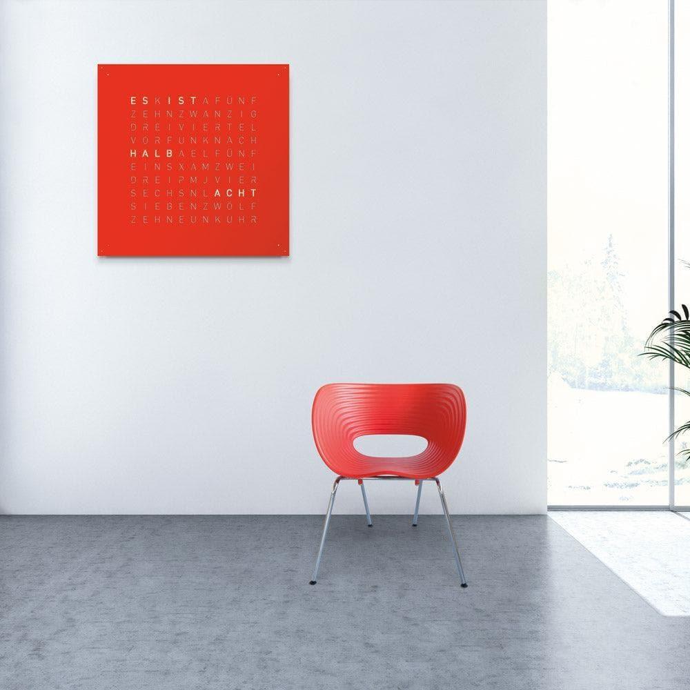 QLOCKTWO EARTH 45 Red Pepper – auffällige rote Design-Wanduhr, stilvoll platziert in einem modernen Interieur mit Statement-Charakter